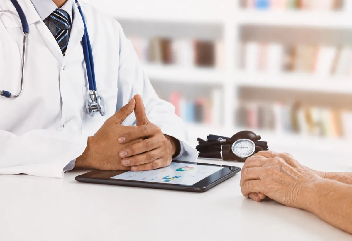 Doctor consulting with patient using Palinor
